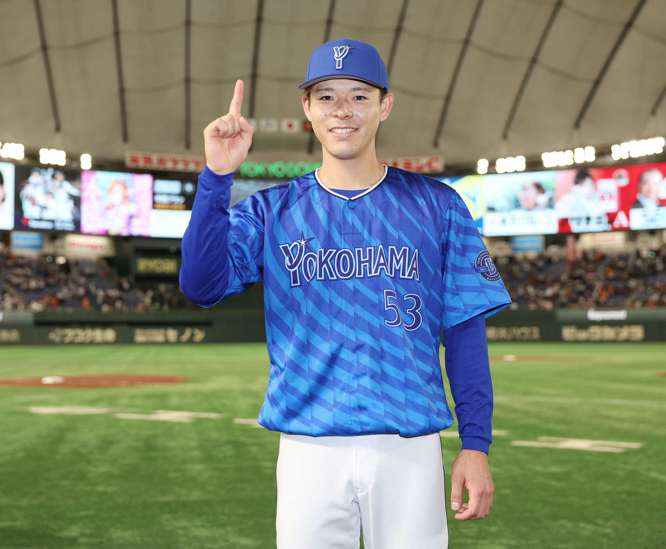 巨人対DeNA　勝利しポーズをとるDeNA中川颯（撮影・宮地輝）