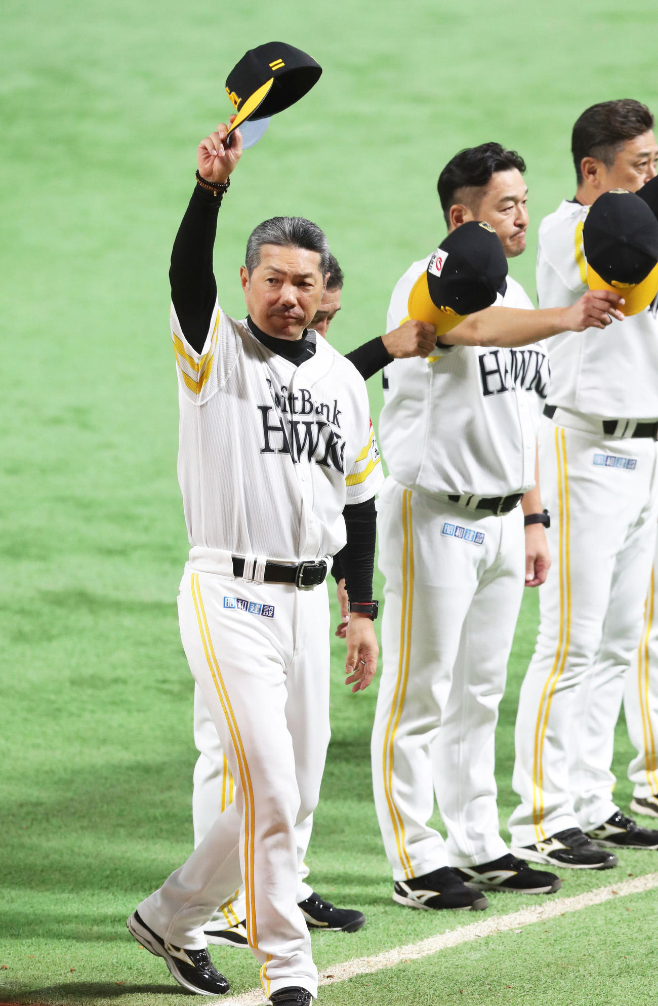ソフトバンク対日本ハム　日本ハムに勝利し日本シリーズ進出を決め、ファンに挨拶する小久保監督（撮影・鬼束羽瑠菜）