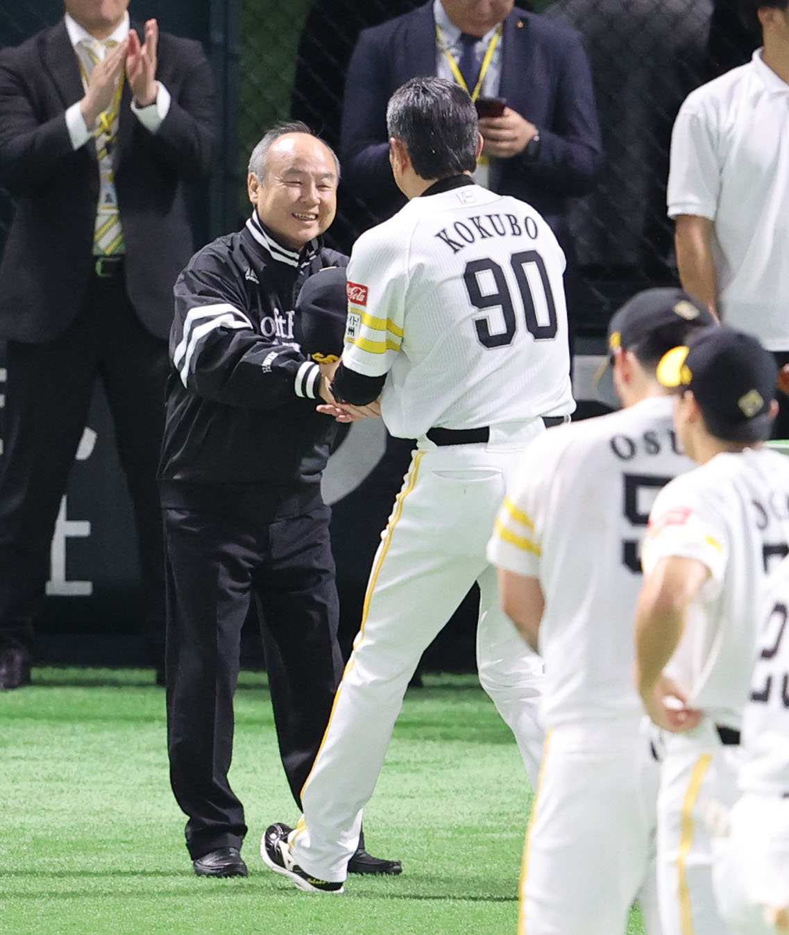 ソフトバンク対日本ハム　小久保裕紀監督を笑顔で出迎える孫会長（撮影・梅根麻紀）