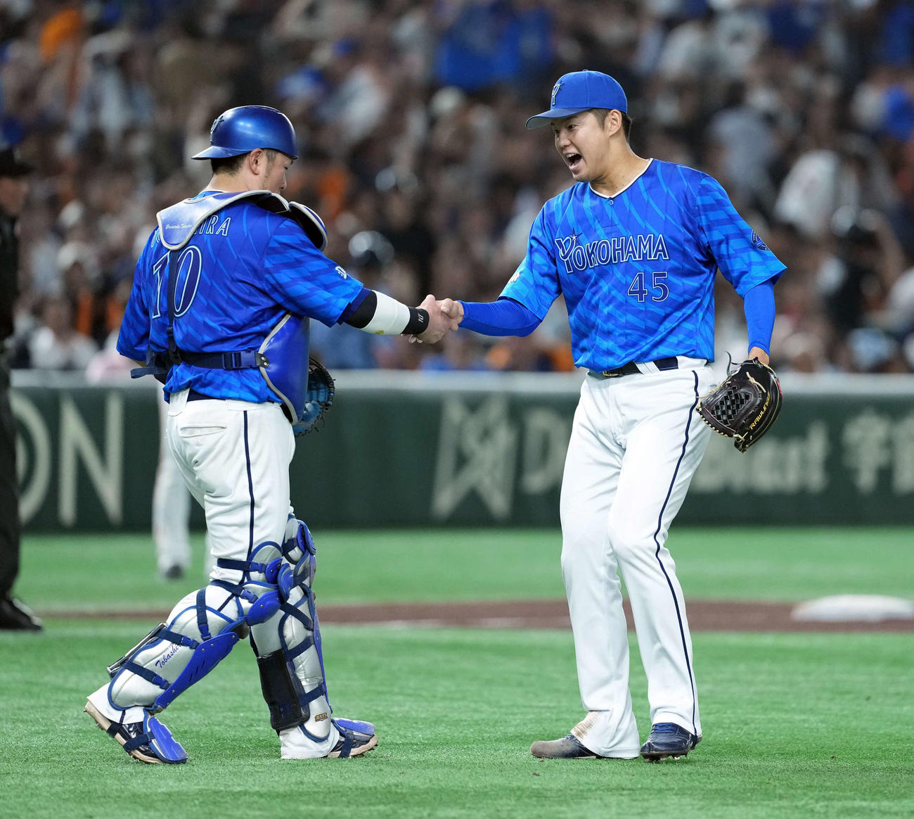 巨人対DeNA　巨人に勝利し戸柱と握手を交わすDeNA森原（撮影・たえ見朱実）