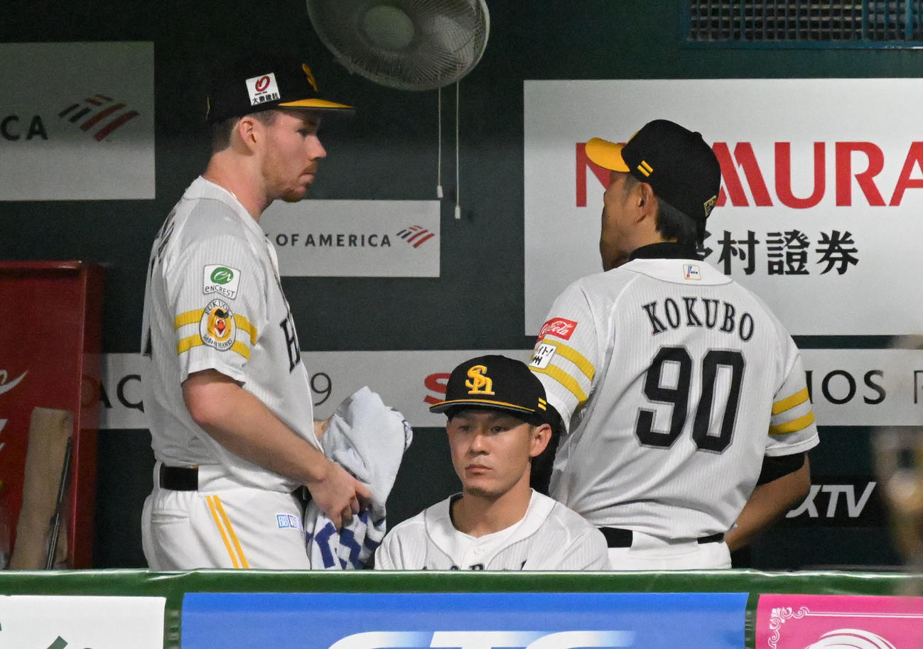 ソフトバンク対日本ハム　5回を投げ終え、小久保監督（右）と話すスチュワート（撮影・林敢治）