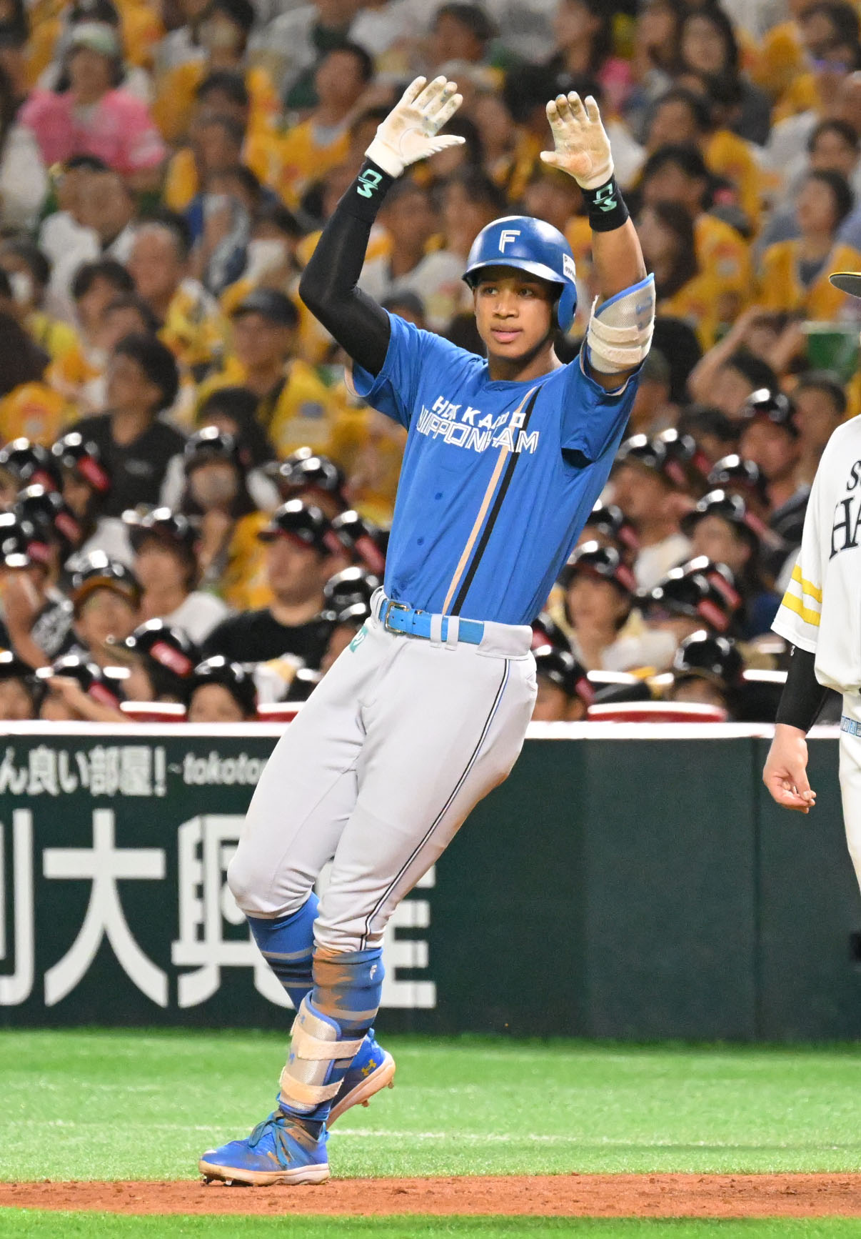 ソフトバンク対日本ハム　3回表日本ハム2死一、三塁、万波は同点適時打を放つ（撮影・林敢治）