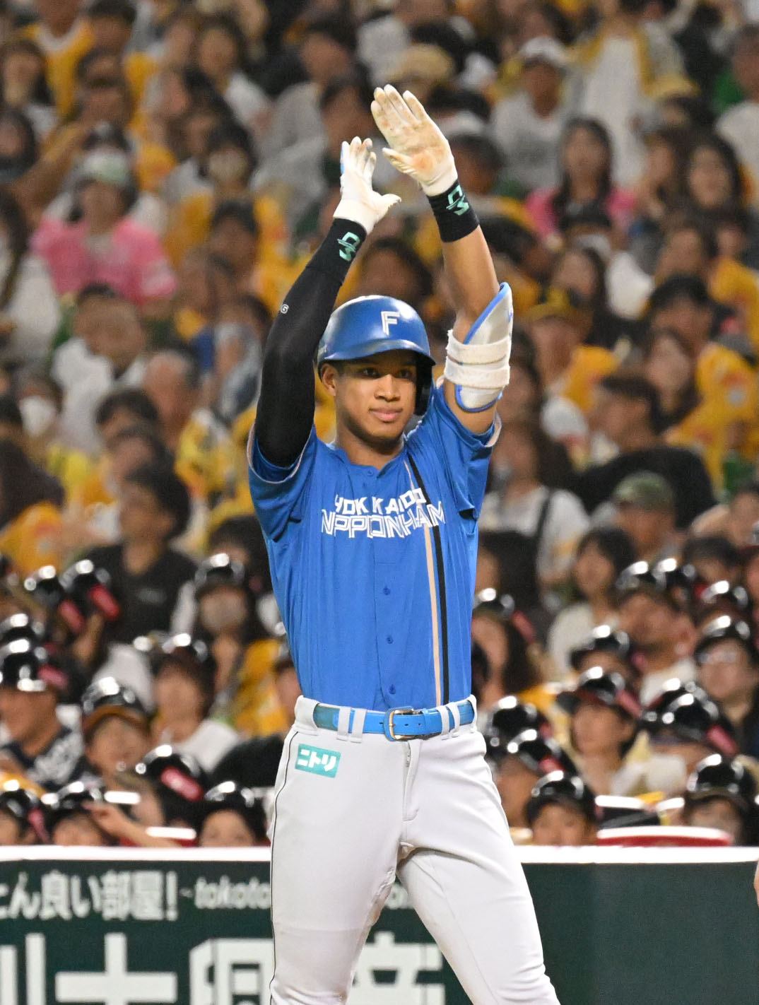 ソフトバンク対日本ハム　3回表日本ハム2死一、三塁、万波は同点適時打を放つ（撮影・林敢治）