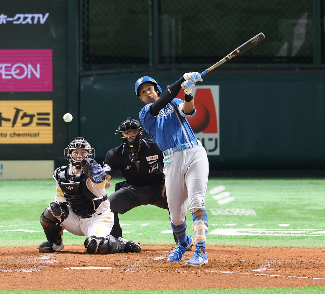 ソフトバンク対日本ハム　3回表日本ハム2死一、三塁、万波は中前に同点適時打を放つ（撮影・梅根麻紀）