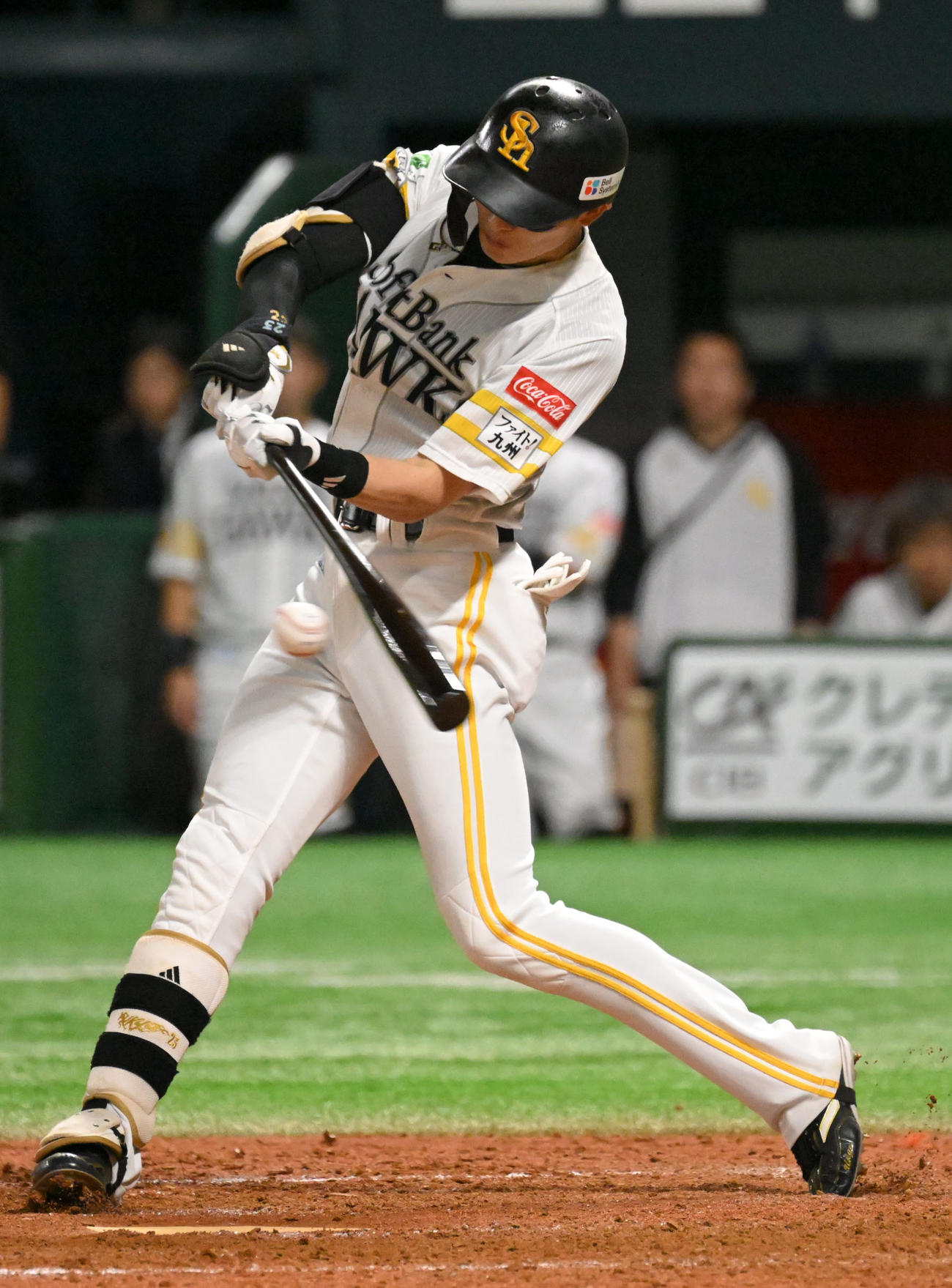 ソフトバンク対日本ハム　4回裏ソフトバンク2死一、三塁、周東は勝ち越し適時打を放つ（撮影・林敢治）