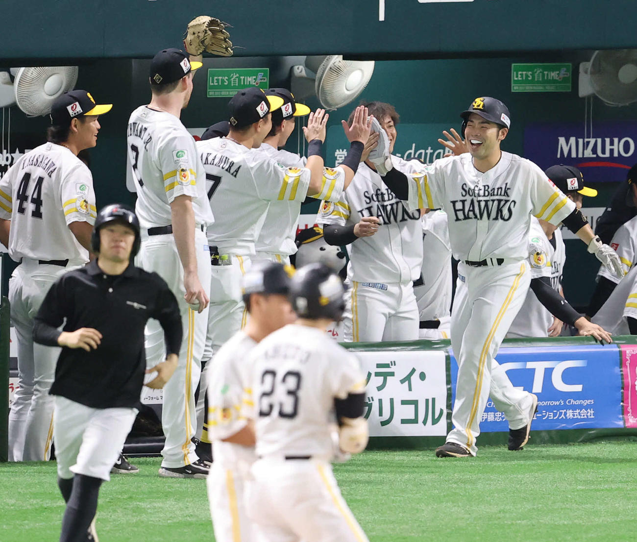 ソフトバンク対日本ハム　4回裏ソフトバンク2死一、三塁、周東の勝ち越し左前適時打で生還した近藤はベンチのナインとハイタッチ（撮影・梅根麻紀）