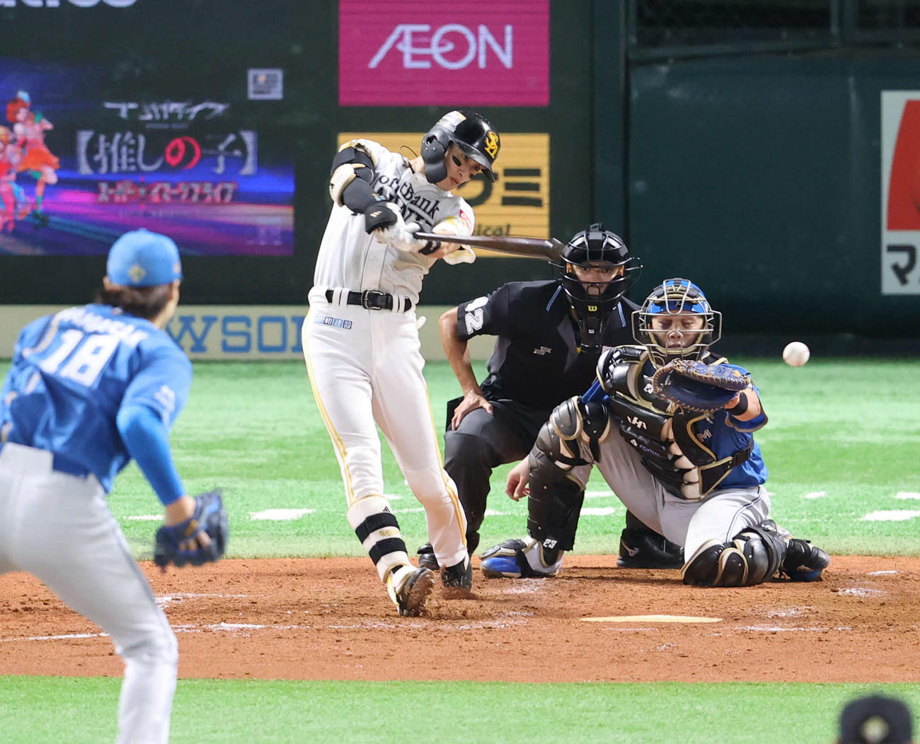 ソフトバンク対日本ハム　4回裏ソフトバンク2死一、三塁、周東は左前に勝ち越しとなる適時打を放つ（撮影・梅根麻紀）