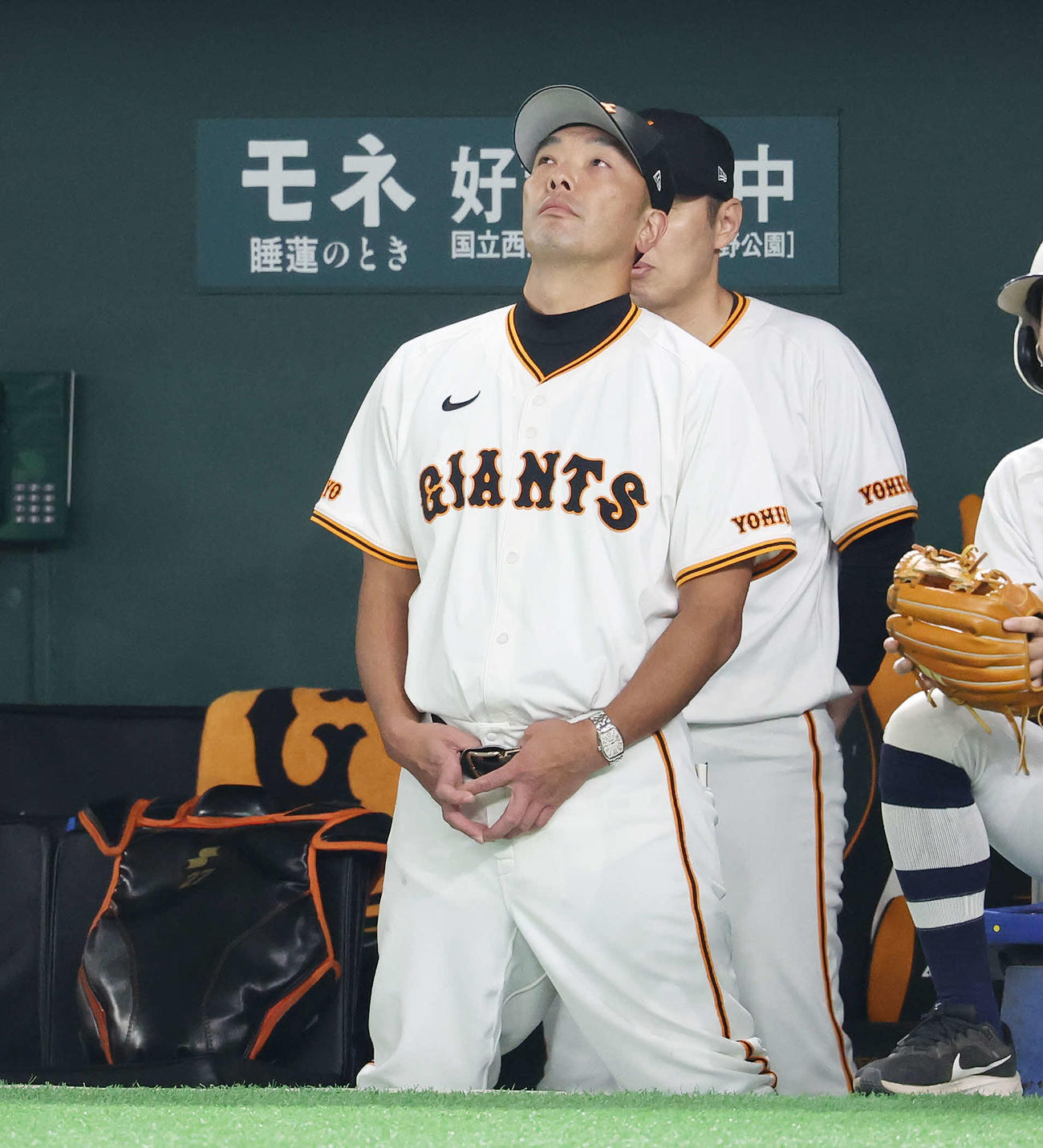 巨人対DeNA　天を見上げる巨人阿部監督（撮影・宮地輝）