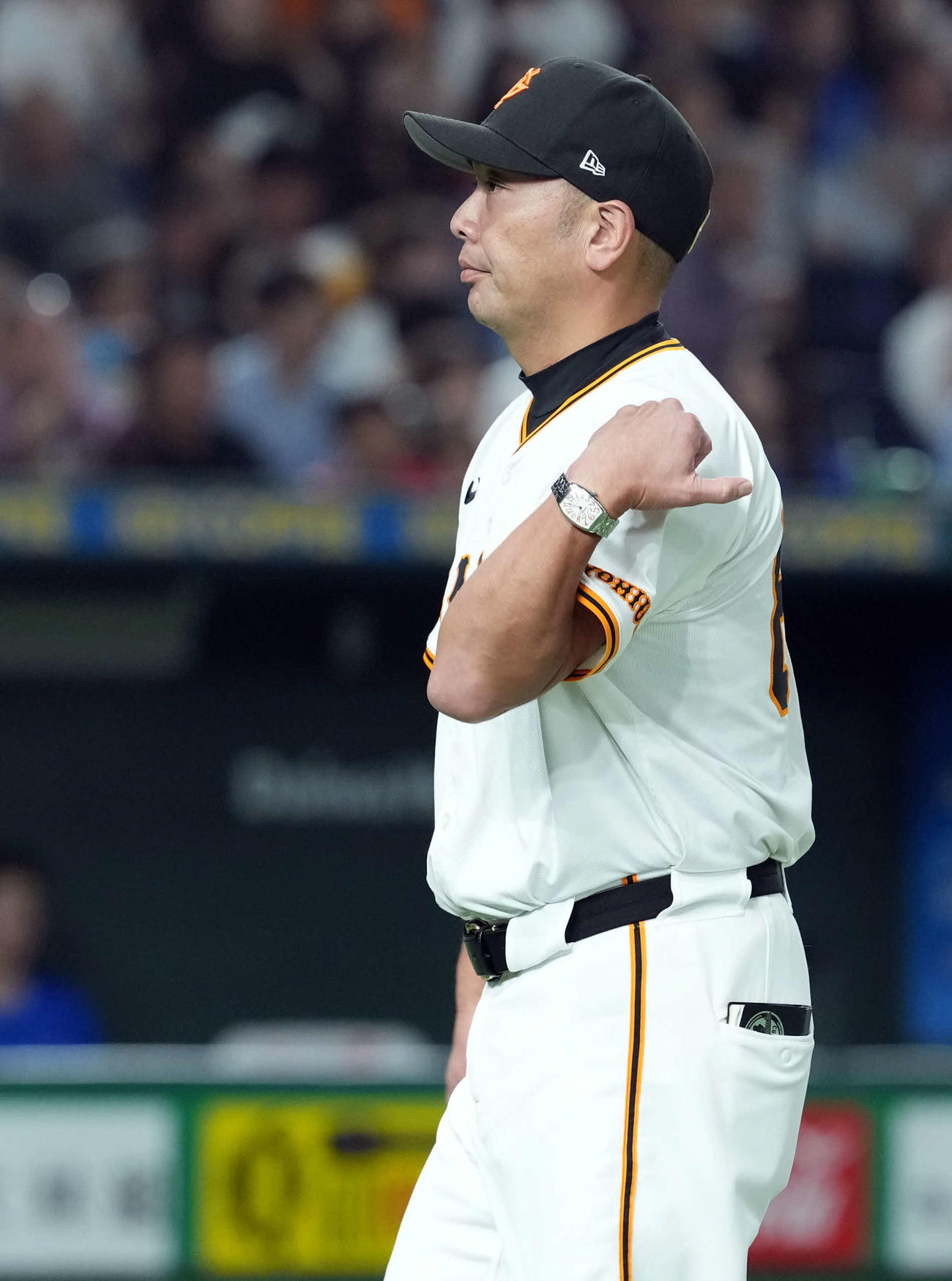 巨人対DeNA 6回途中、投手交代を告げベンチに戻る巨人阿部監督（撮影・たえ見朱実）