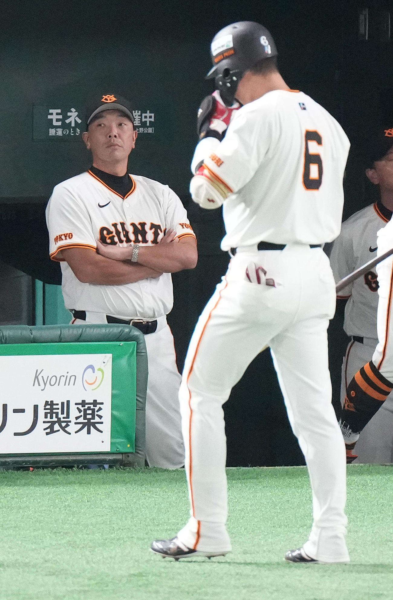 巨人対DeNA 9回裏巨人1死、空振り三振に倒れベンチへ戻る代打坂本（手前）と腕を組む阿部監督（撮影・鈴木みどり）