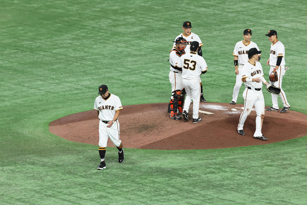 巨人対DeNA 6回表、投手交代を告げ、うつむきながらベンチに戻る巨人阿部監督（左）（撮影・足立雅史）