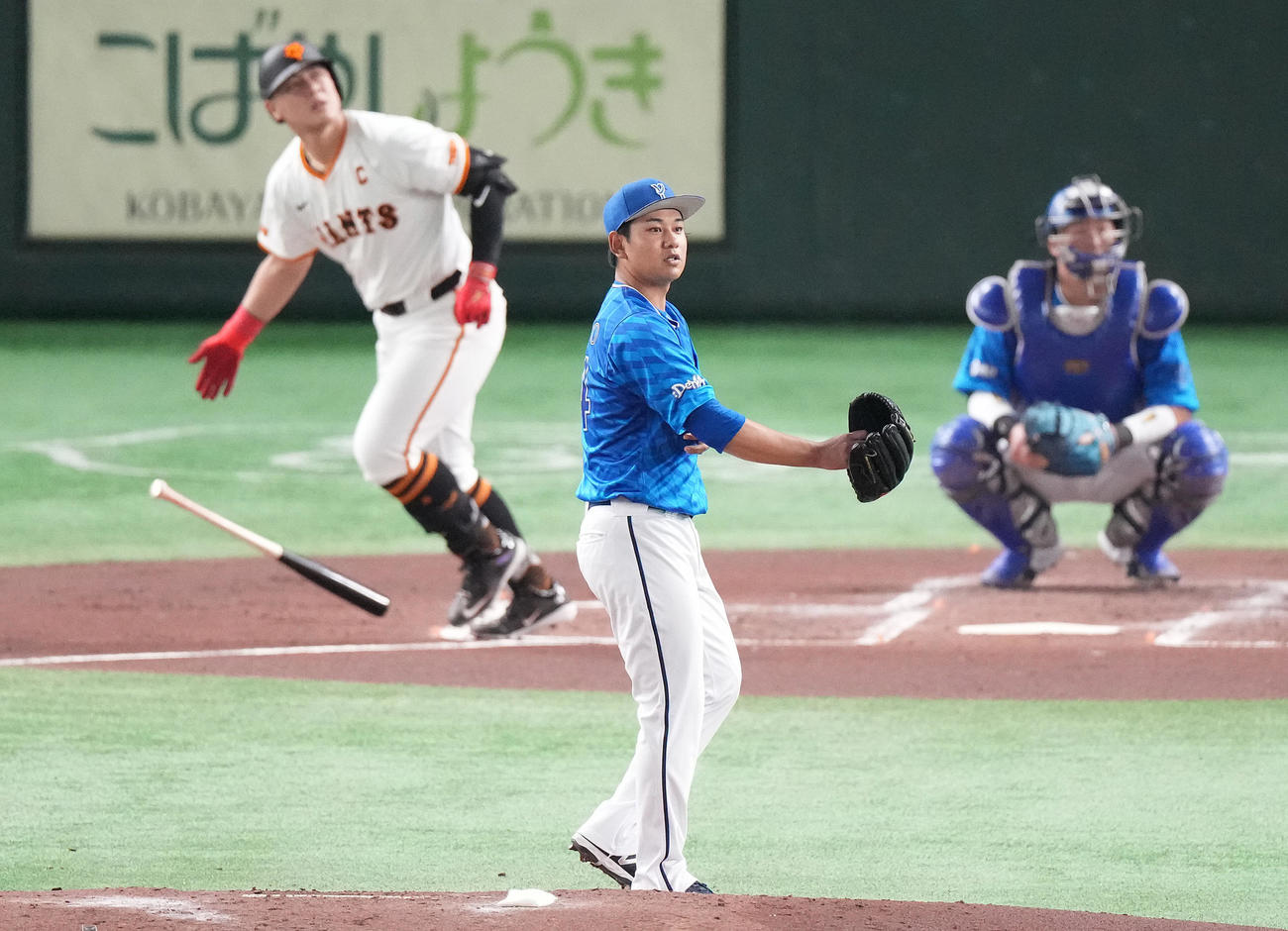 巨人対DeNA 2回裏巨人無死、岡本和に先制の左越えソロ本塁打を浴びる吉野（撮影・鈴木みどり）