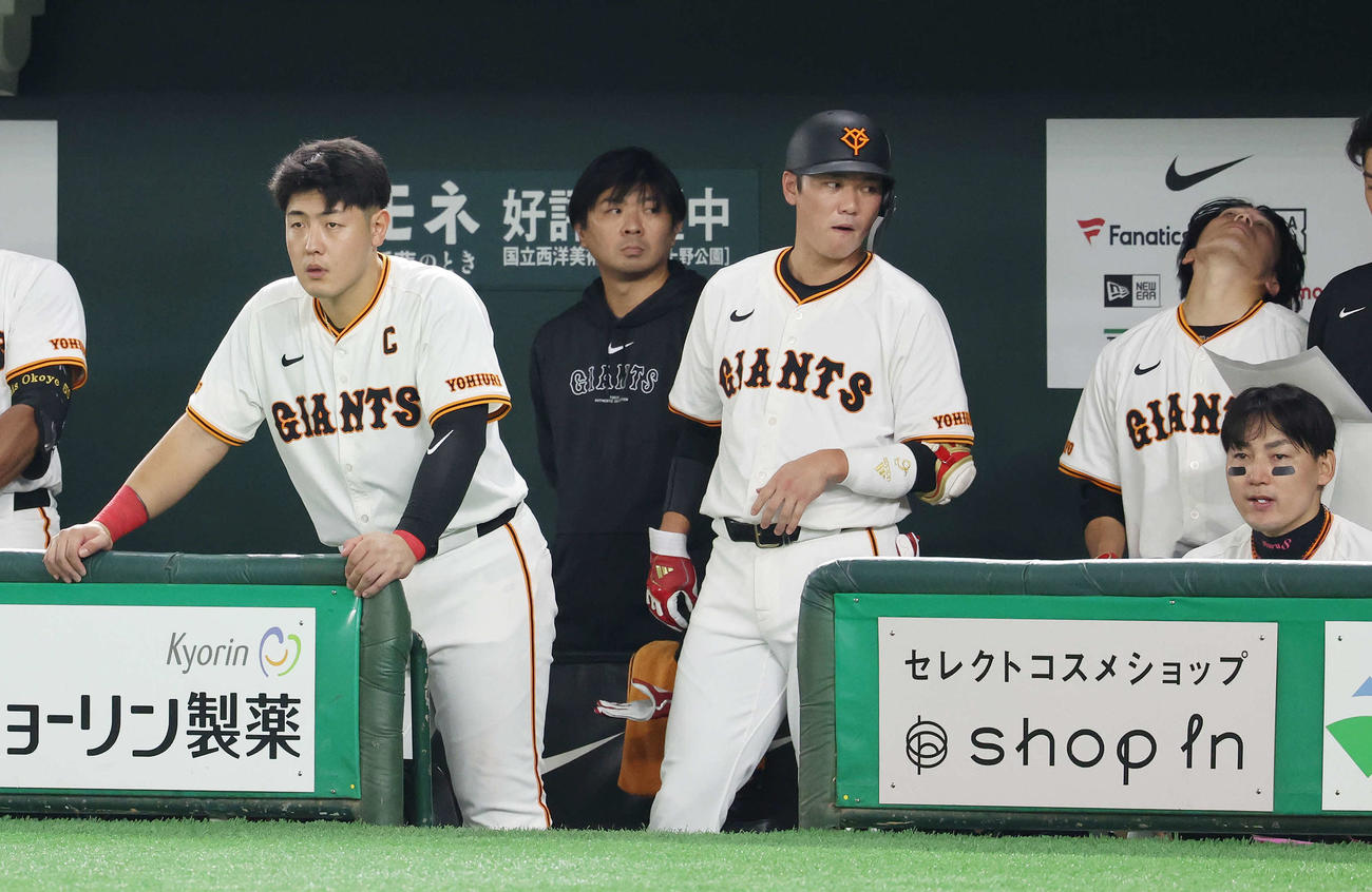 巨人対DeNA　ベンチで厳しい表情の、手前左から巨人岡本和、坂本、丸（撮影・宮地輝）