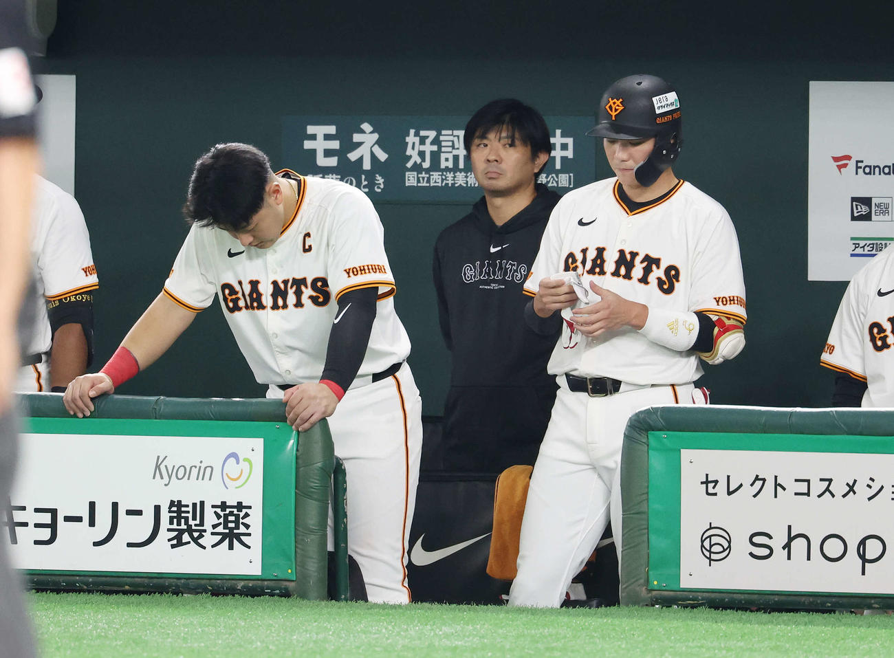 巨人対DeNA　ベンチでうつむく巨人岡本和（左）と坂本（撮影・宮地輝）