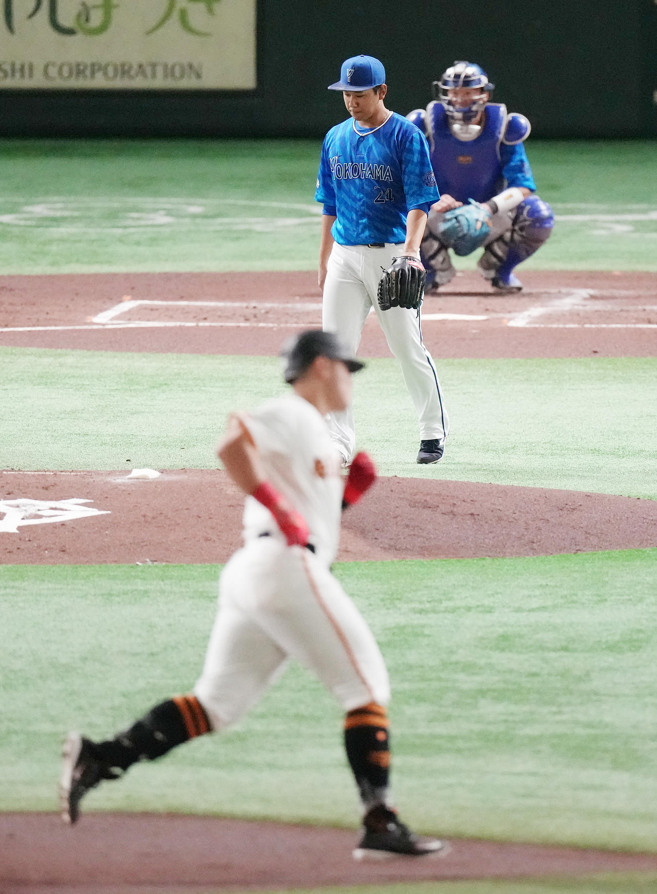 巨人対DeNA 2回裏巨人無死、岡本和に先制の左越えソロ本塁打を浴びる吉野（撮影・鈴木みどり）