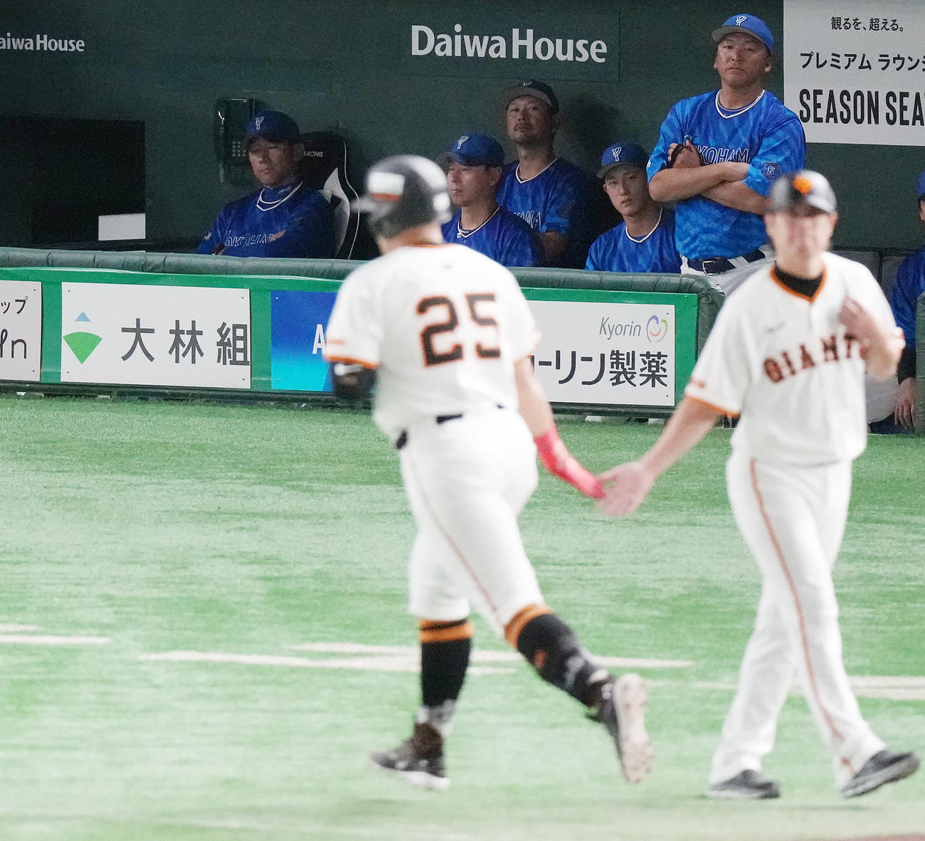 巨人対DeNA 2回裏巨人無死、岡本和に先制の左越えソロ本塁打を浴び、ベンチでぼうぜんとする三浦監督（左奥）（撮影・鈴木みどり）