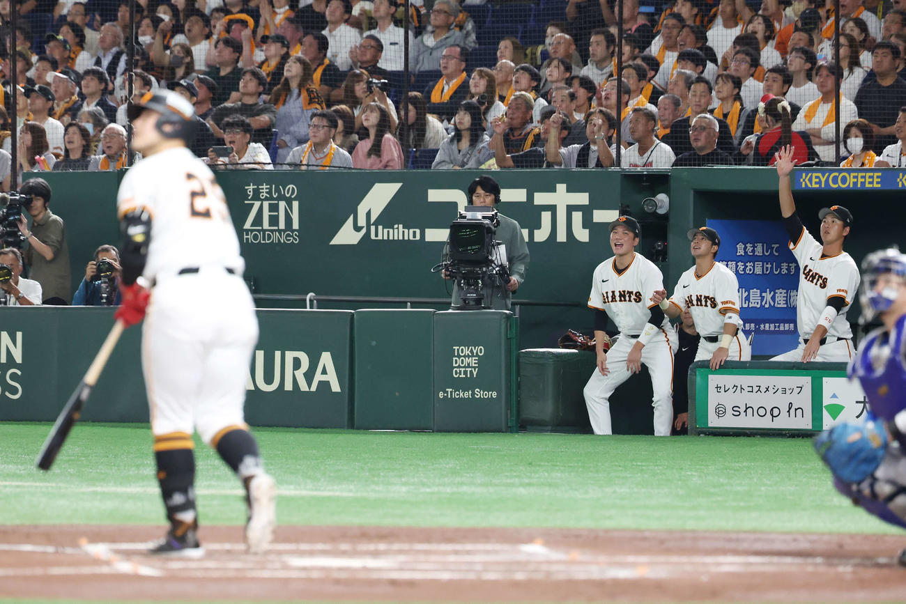 巨人対DeNA 2回裏巨人無死、岡本和の左越え先制ソロ本塁打をベンチから喜ぶ坂本（右から3人目）ら（撮影・宮地輝）