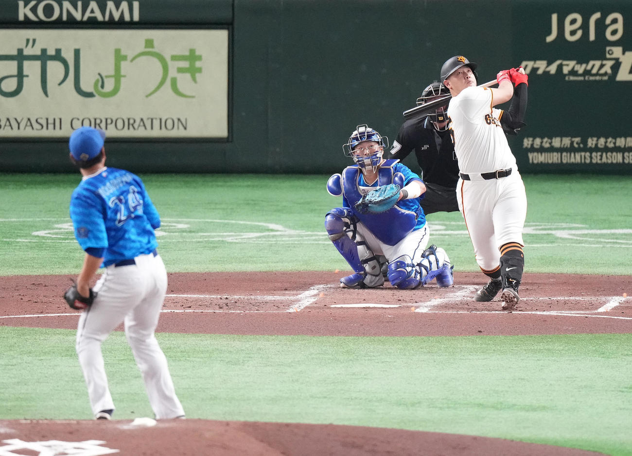 巨人対DeNA 2回裏巨人無死、先制の左越えソロ本塁打を放つ岡本和。投手吉野（撮影・鈴木みどり）