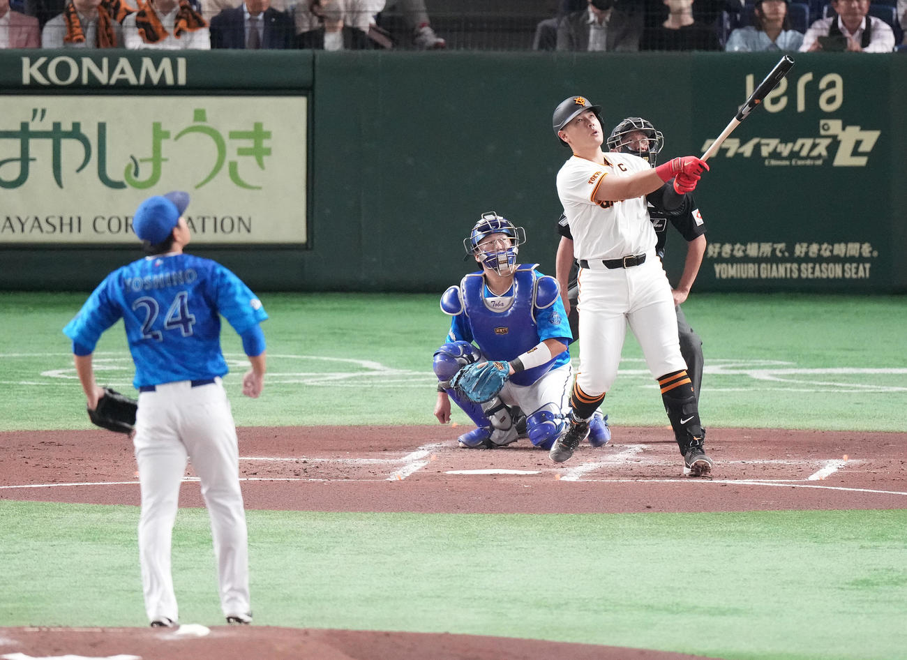 巨人対DeNA 2回裏巨人無死、先制の左越えソロ本塁打を放つ岡本和。投手吉野（撮影・鈴木みどり）