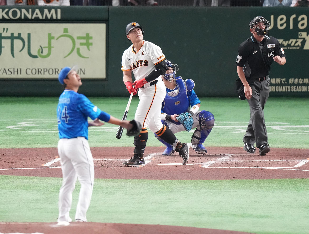 巨人対DeNA 2回裏巨人無死、先制の左越えソロ本塁打を放つ岡本和。投手吉野（撮影・鈴木みどり）