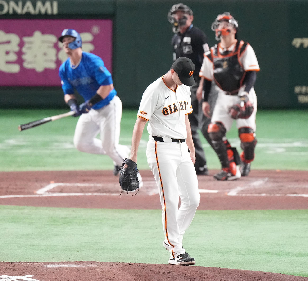 巨人対DeNA 4回表DeNA無死、オースティンに右越えソロ本塁打を浴びるグリフィン（撮影・鈴木みどり）