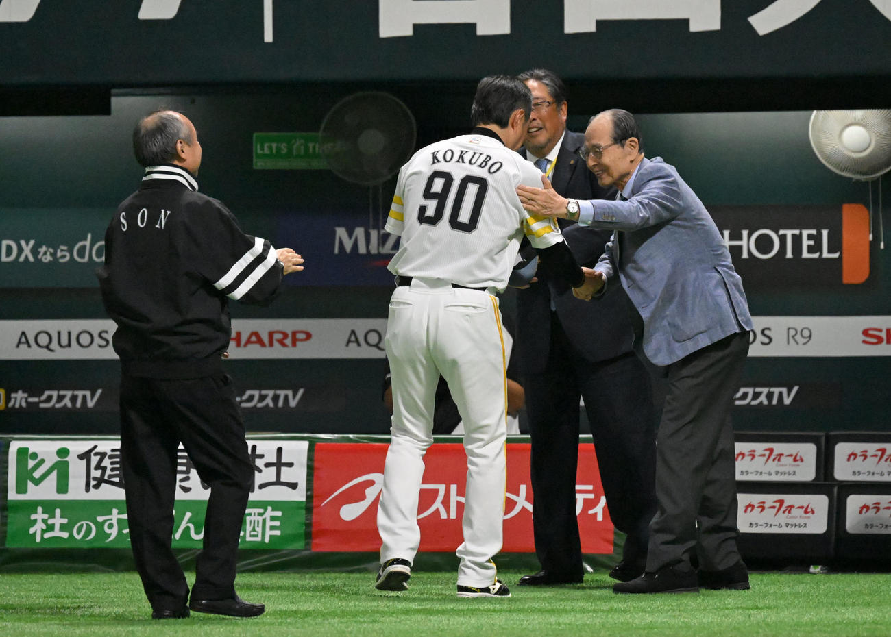 ソフトバンク対日本ハム　王会長（右）と握手を交わす小久保監督（撮影・林敢治）