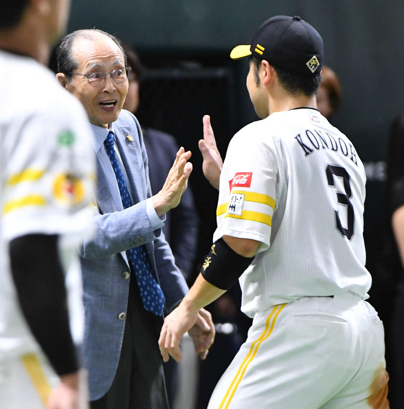 ソフトバンク対日本ハム　日本シリーズ進出を決め、近藤（右）らナインと笑顔でタッチを交わすソフトバンク王球団会長（撮影・岩下翔太）