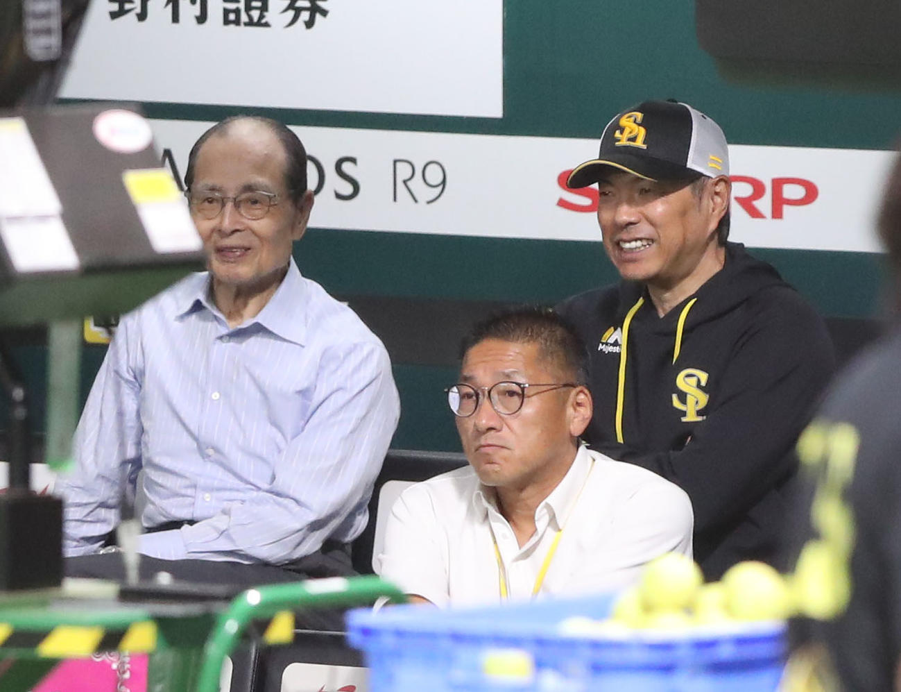 ソフトバンク対日本ハム　試合前練習で話す王球団会長（左）小久保監督（撮影・鬼束羽瑠菜）