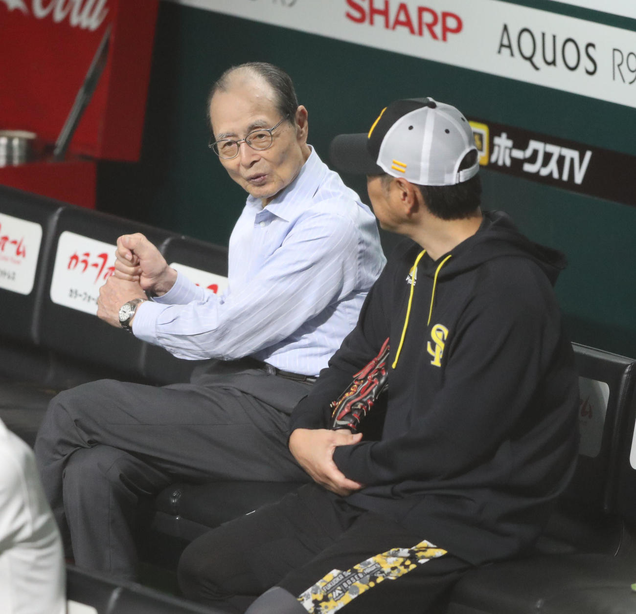 ソフトバンク対日本ハム　試合前練習で話す王球団会長（左）小久保監督（撮影・鬼束羽瑠菜）