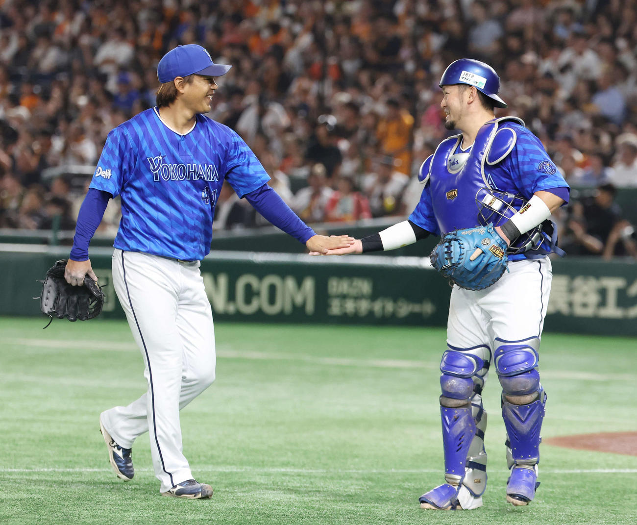 巨人対DeNA 4回裏を無失点に抑えタッチするDeNA佐々木（左）と戸柱（撮影・宮地輝）