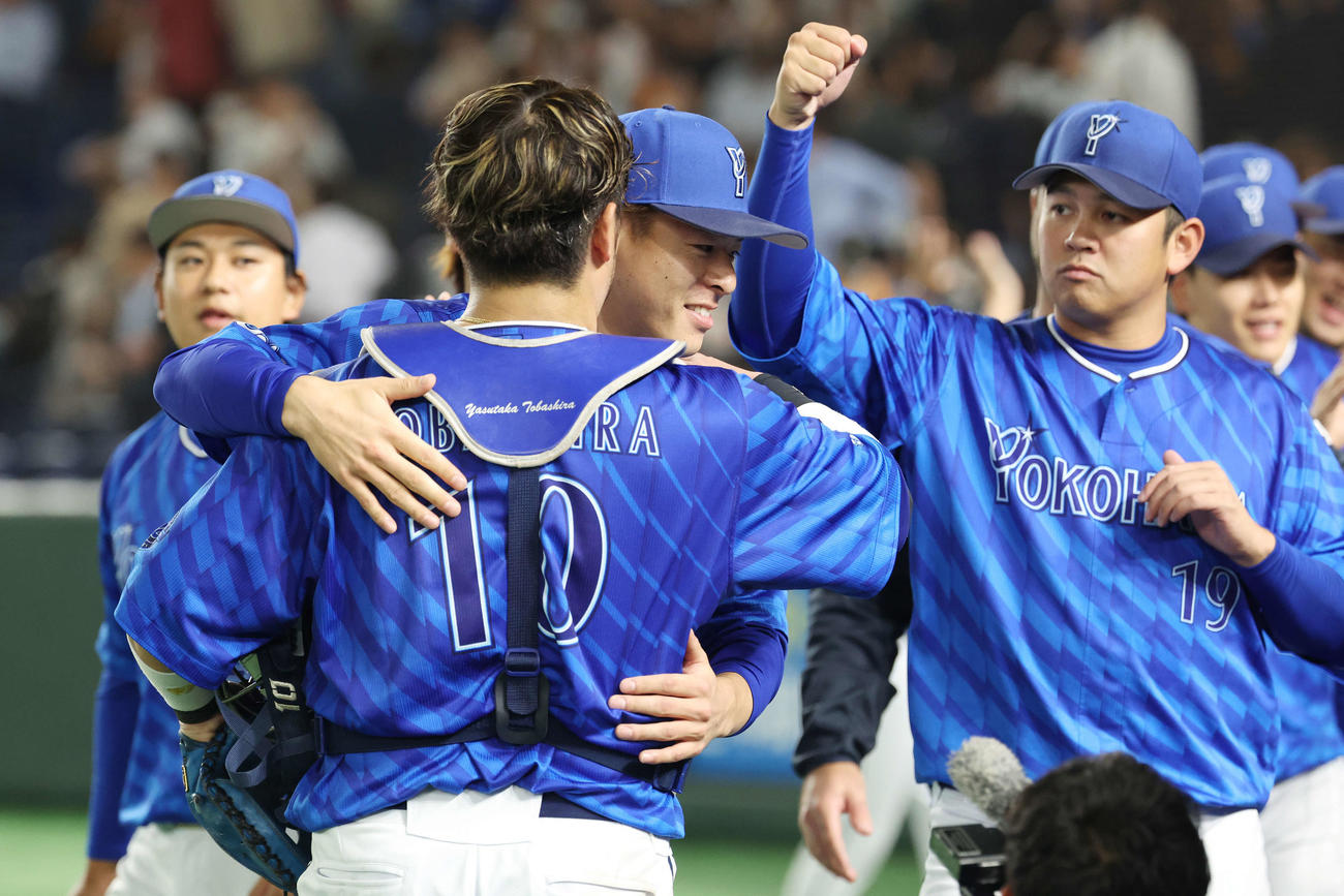 巨人対DeNA DeNA戸柱（手前）と抱き合って勝利を喜ぶ中川颯（中央）（撮影・宮地輝）