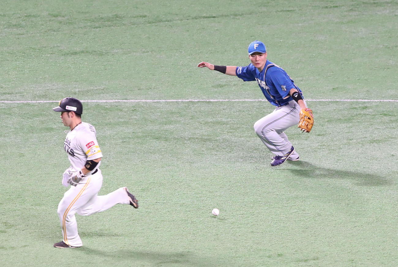 ソフトバンク対日本ハム　4回裏ソフトバンク1死二塁、正木の打球を三塁手清宮は落球（撮影・鬼束羽瑠菜）