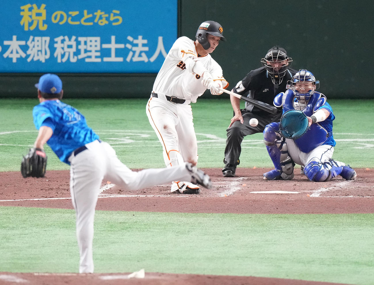 巨人対DeNA 3回裏巨人1死満塁、二ゴロ併殺に倒れる大城卓。投手吉野（撮影・鈴木みどり）