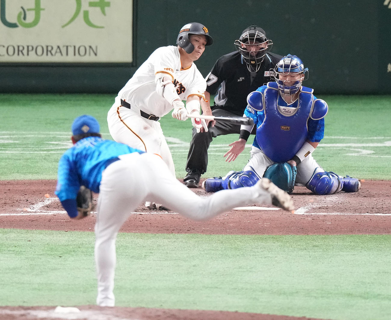 巨人対DeNA 8回裏巨人2死一、二塁、二ゴロに倒れる大城卓。投手山崎（撮影・鈴木みどり）