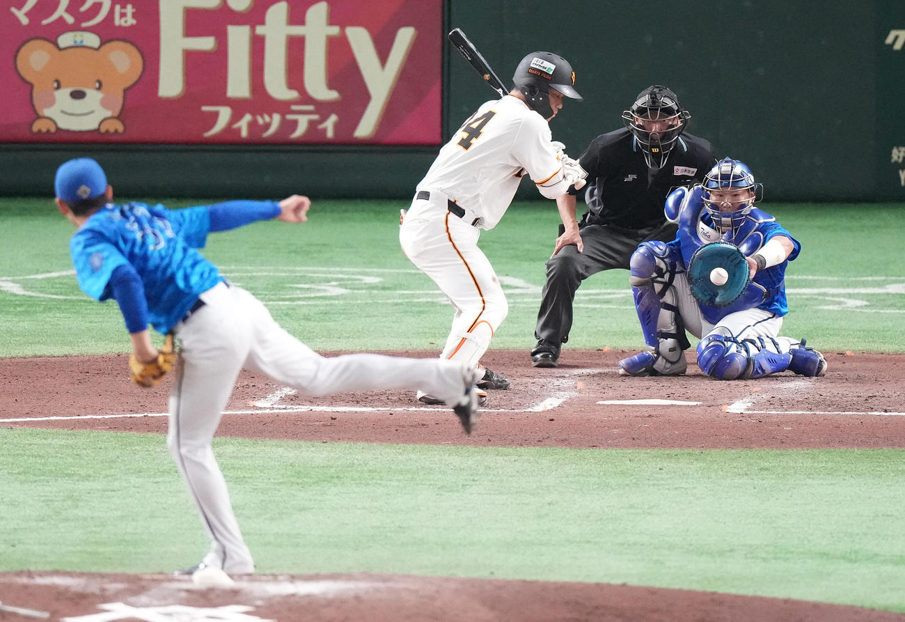 巨人対DeNA 6回裏巨人1死、見逃し三振に倒れる大城卓。投手中川颯（撮影・鈴木みどり）