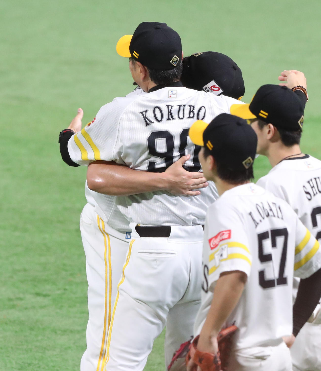 ソフトバンク対日本ハム　日本ハムに勝利し、日本シリーズ進出を決めオスナ（奥）とハグする小久保監督（撮影・鬼束羽瑠菜）