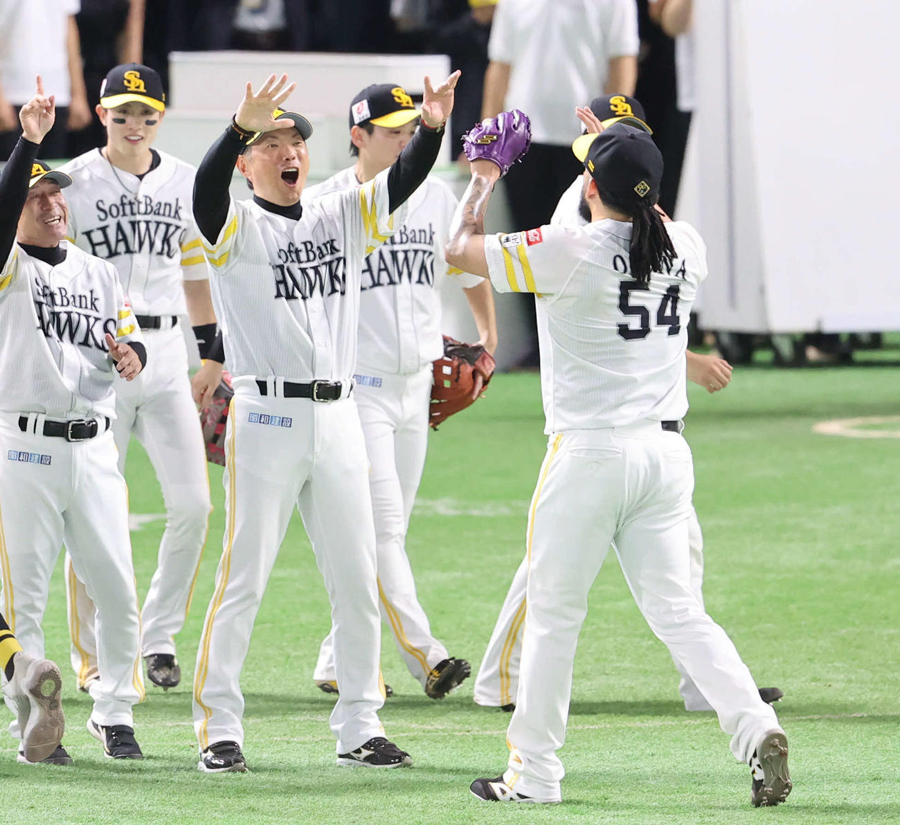 ソフトバンク対日本ハム　最後をきっちり抑えたオスナ（右）を出迎える小久保監督（撮影・梅根麻紀）