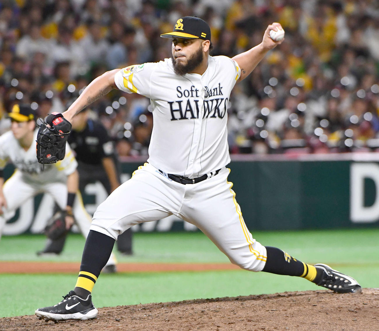 ソフトバンク対日本ハム　8回表から登板した、ソフトバンク4番手のヘルナンデス（撮影・岩下翔太）
