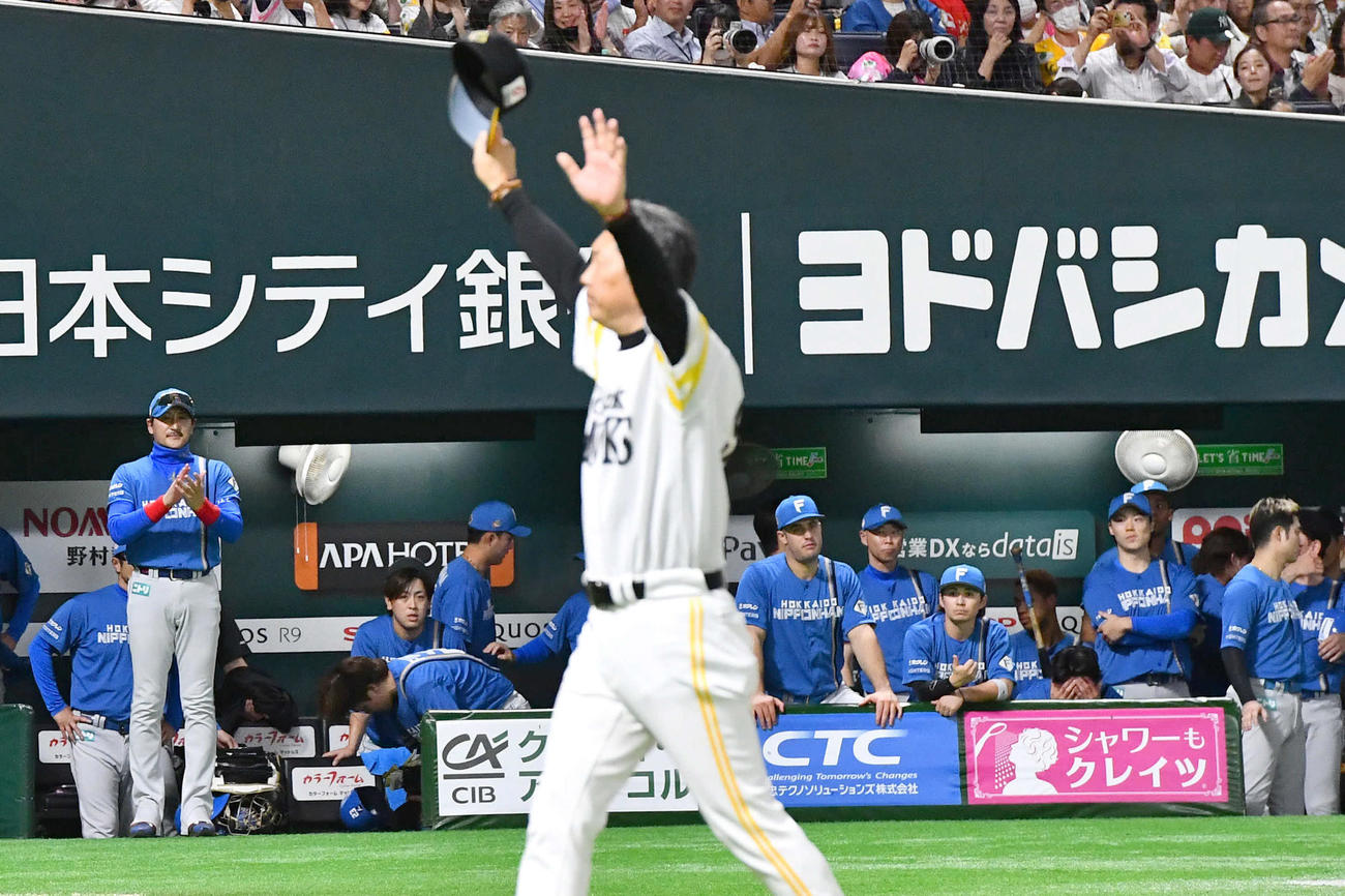 ソフトバンク対日本ハム　日本シリーズ進出を決めたソフトバンク小久保監督（手前）に拍手を送る日本ハム新庄監督（左）と肩を落とすナイン（撮影・岩下翔太）