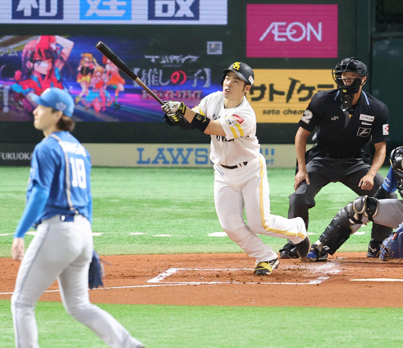 ソフトバンク対日本ハム　1回裏ソフトバンク2死二塁、近藤は右越え適時二塁打を放つ（撮影・梅根麻紀）