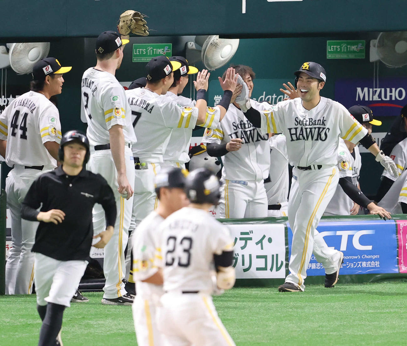 ソフトバンク対日本ハム　4回裏ソフトバンク2死一、三塁、周東の勝ち越し左前適時打で生還した近藤はベンチのナインとハイタッチ（撮影・梅根麻紀）