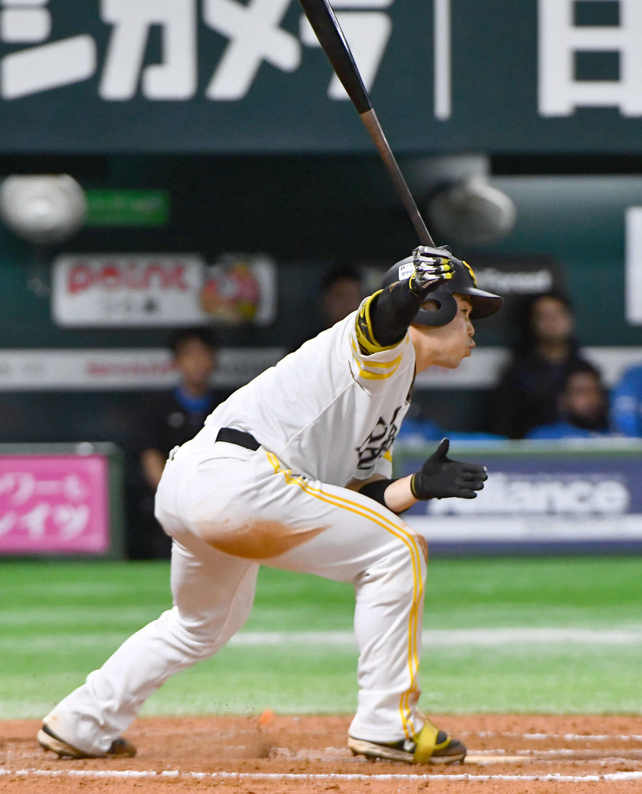 ソフトバンク対日本ハム　8回裏ソフトバンク2死、中前打を放つ近藤（撮影・岩下翔太）