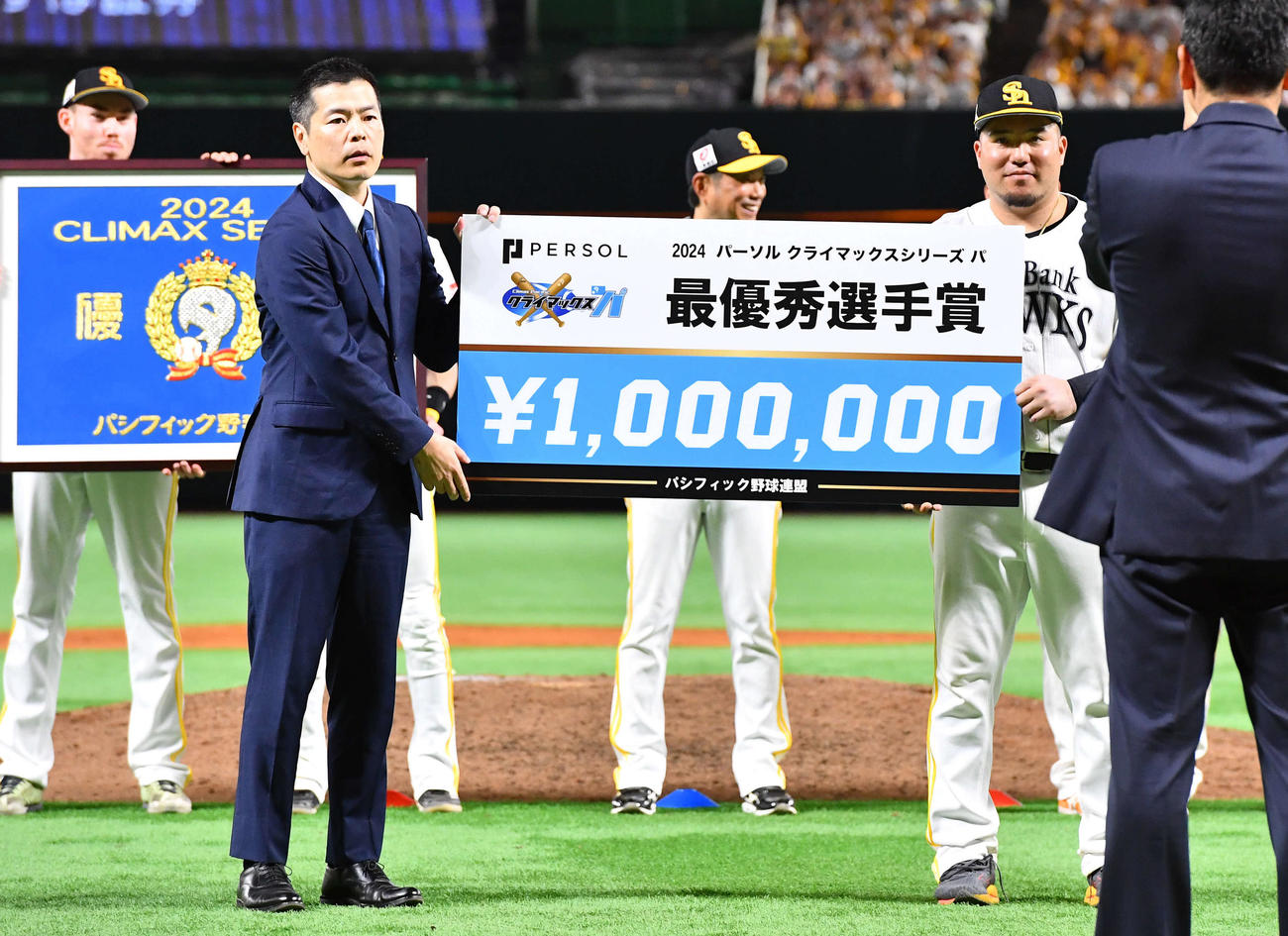 ソフトバンク対日本ハム　クライマックスシリーズ最優秀選手賞を受賞したソフトバンク山川（撮影・岩下翔太）
