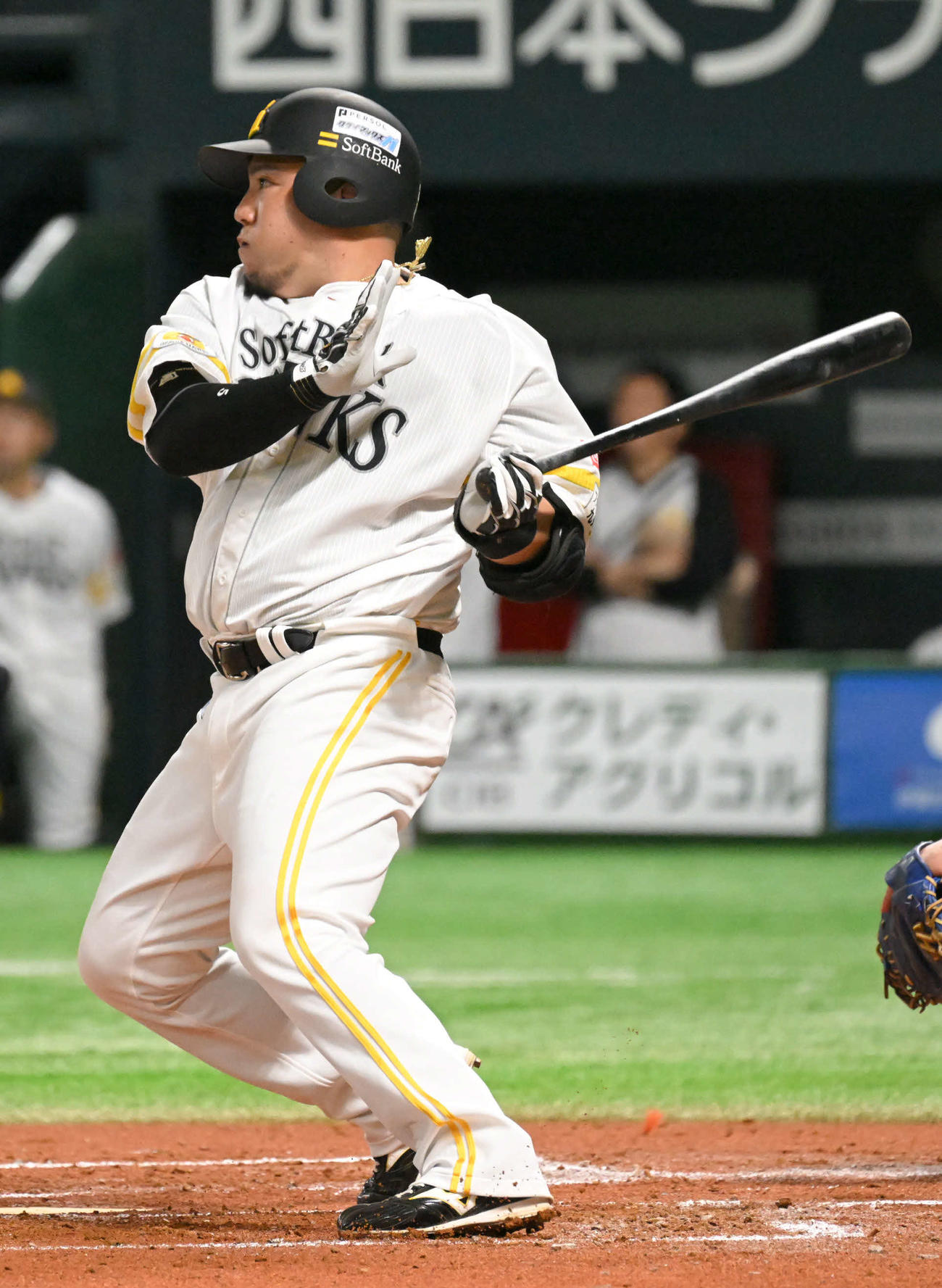 ソフトバンク対日本ハム　1回裏ソフトバンク2死一塁、山川は先制適時二塁打を放つ（撮影・林敢治）