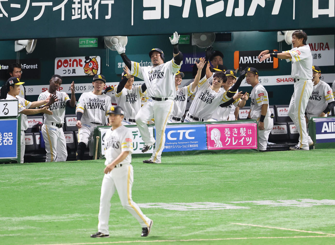 24年10月17日、ソフトバンク対日本ハム　5回裏ソフトバンク2死、ソロ本塁打を放った山川（中央）はチームメートと一緒に「どすこい！」