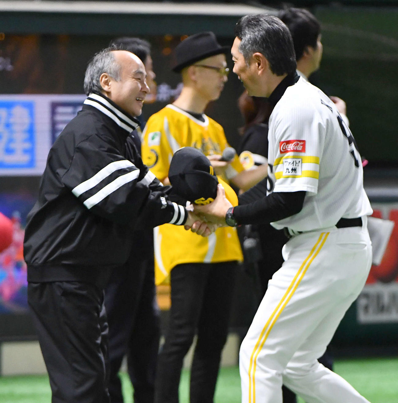 ソフトバンク対日本ハム　日本シリーズ進出を決め、孫オーナー（左）と握手を交わすソフトバンク小久保監督（撮影・岩下翔太）