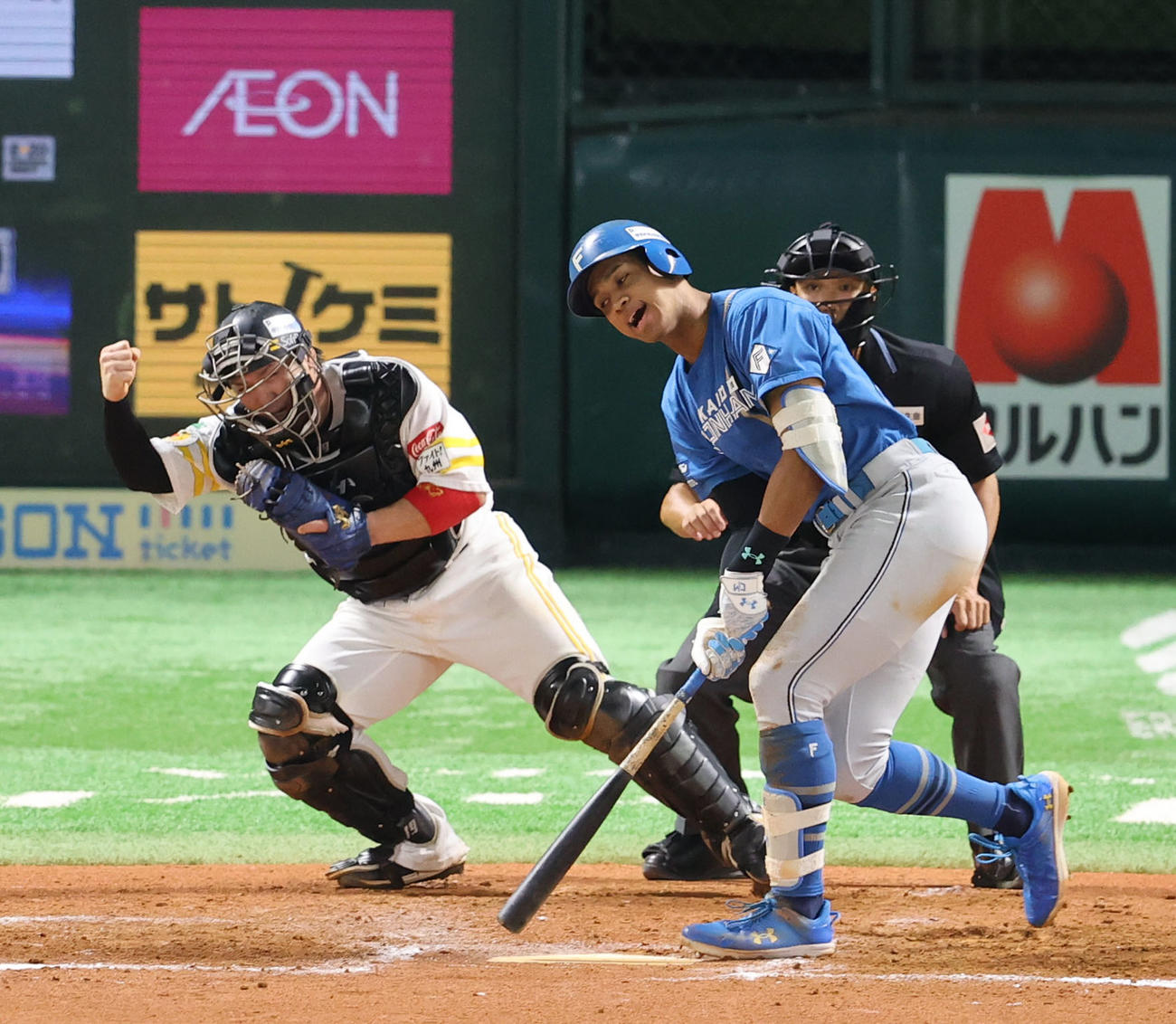ソフトバンク対日本ハム　8回表日本ハム2死三塁、万波は空振りの三振（撮影・梅根麻紀）