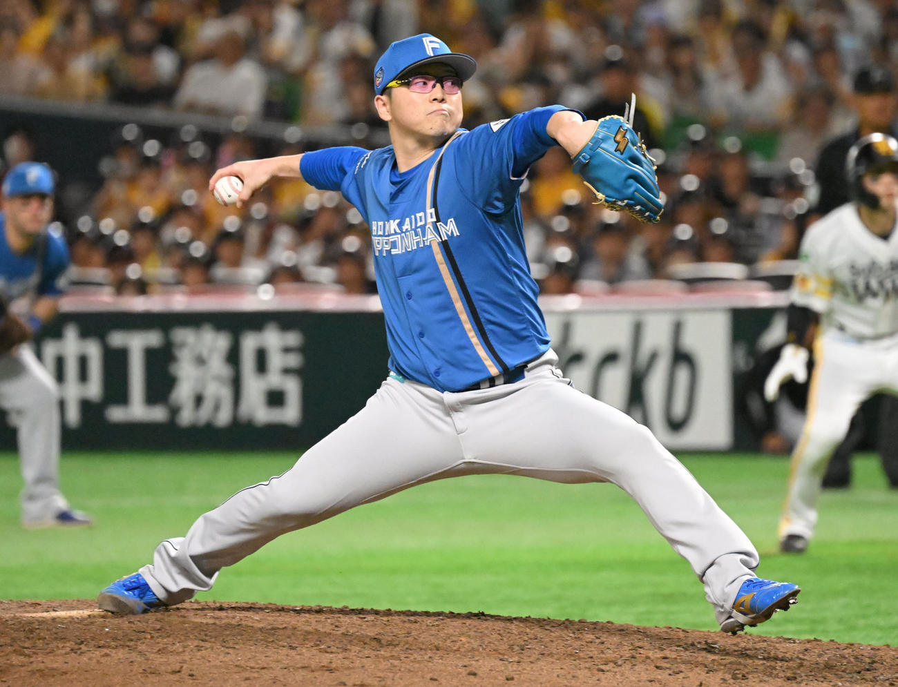 ソフトバンク対日本ハム　日本ハム2番手投手・生田目（撮影・林敢治）