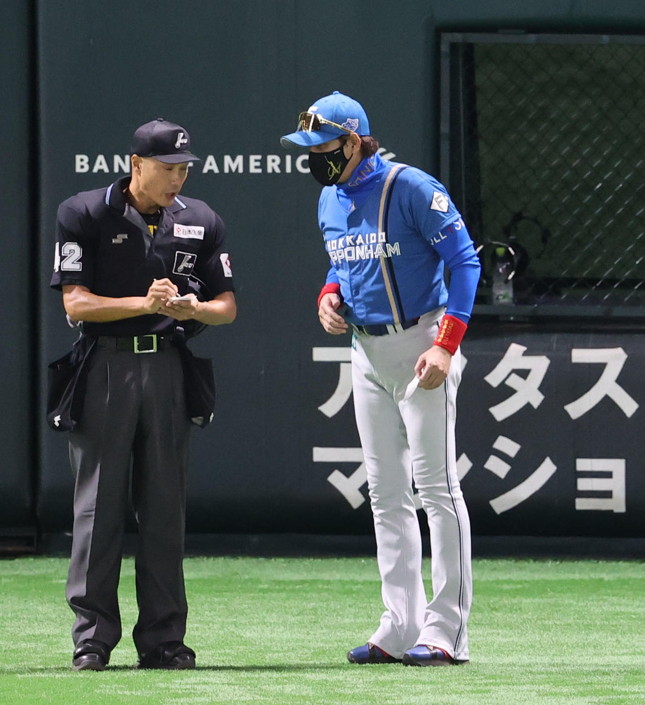 ソフトバンク対日本ハム　審判に選手交代を告げる新庄監督（撮影・梅根麻紀）