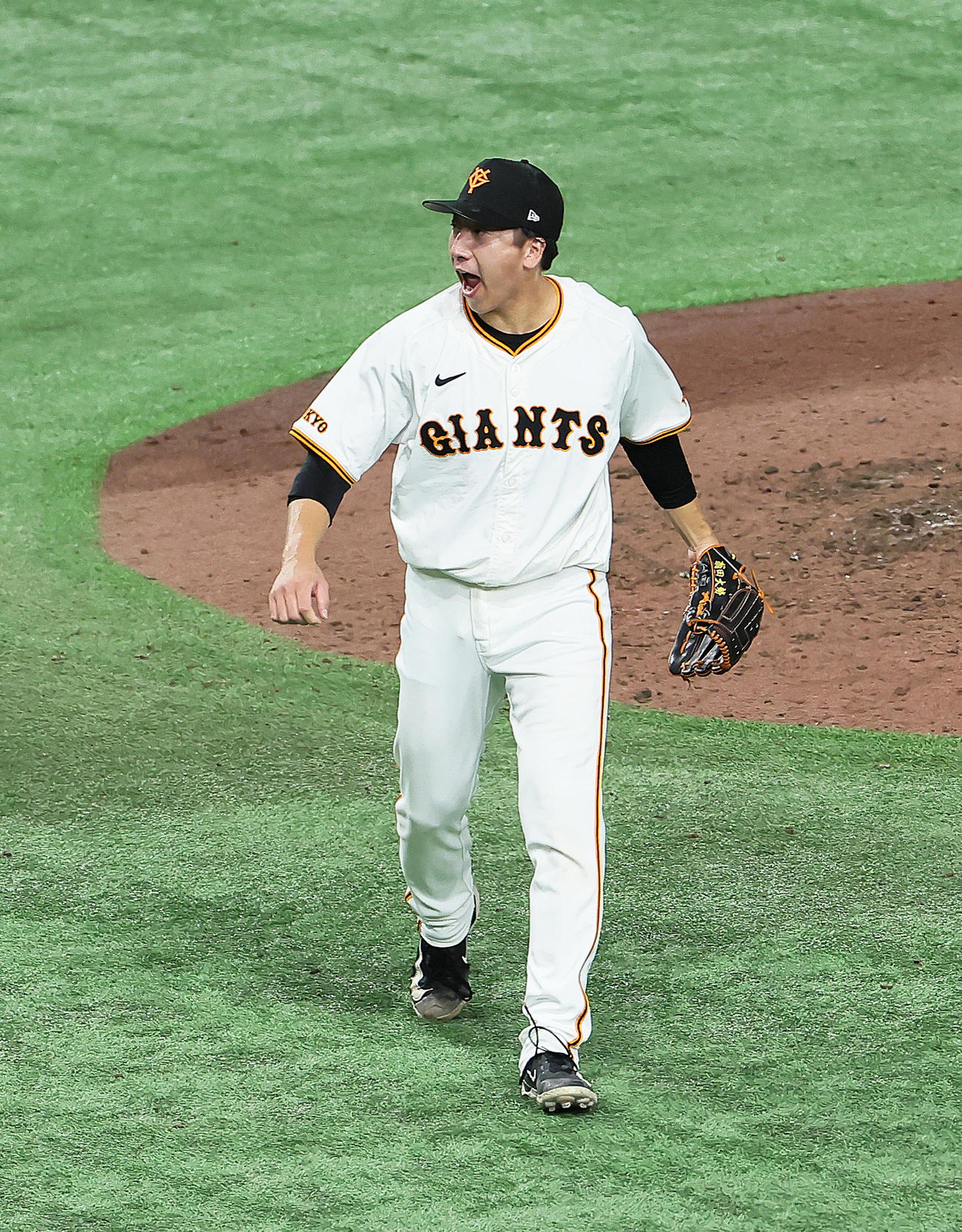 セ・クライマックスシリーズ（CS）ファイナルステージ　巨人対DeNA 9回表DeNA2死二、三塁、代打筒香を見逃し三振に仕留め雄たけびを上げる大勢（撮影・足立雅史）